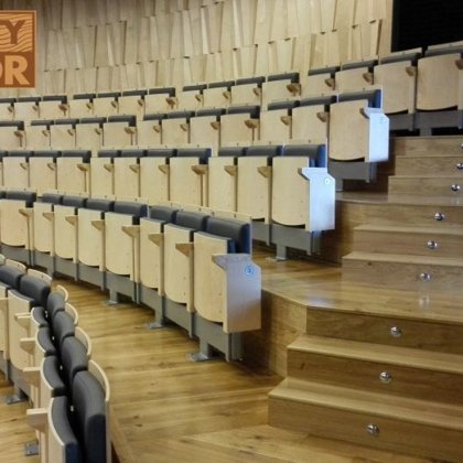 Daudzslāņu ozolkoka parketa grīda koncertzālē "Cēsis"