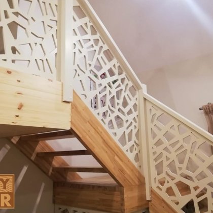 Ažūras kāpņu margas no balti krāsota finiera