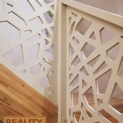 Ažūras kāpņu margas no balti krāsota finiera