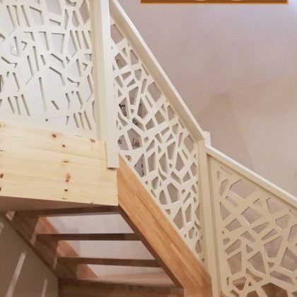 Ažūras kāpņu margas no balti krāsota finiera