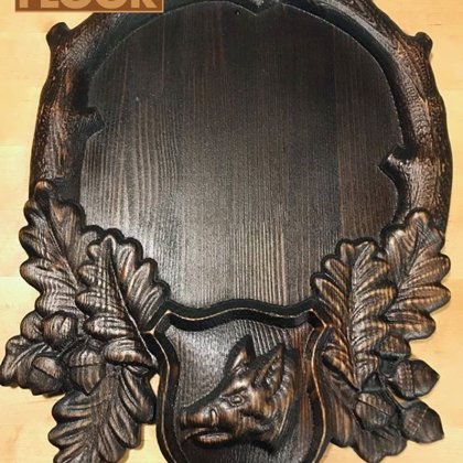 Trofeju dēlītis mežacūkas ragiem, egle