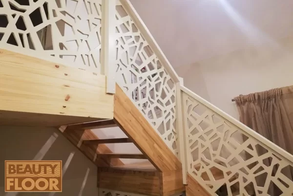 Ažūras kāpņu margas no balti krāsota finiera