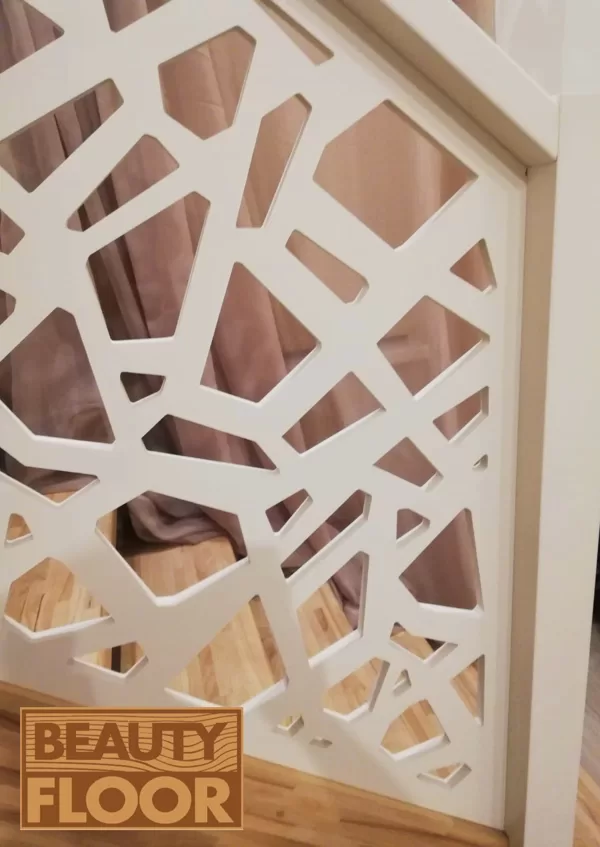 Ažūras kāpņu margas no balti krāsota finiera