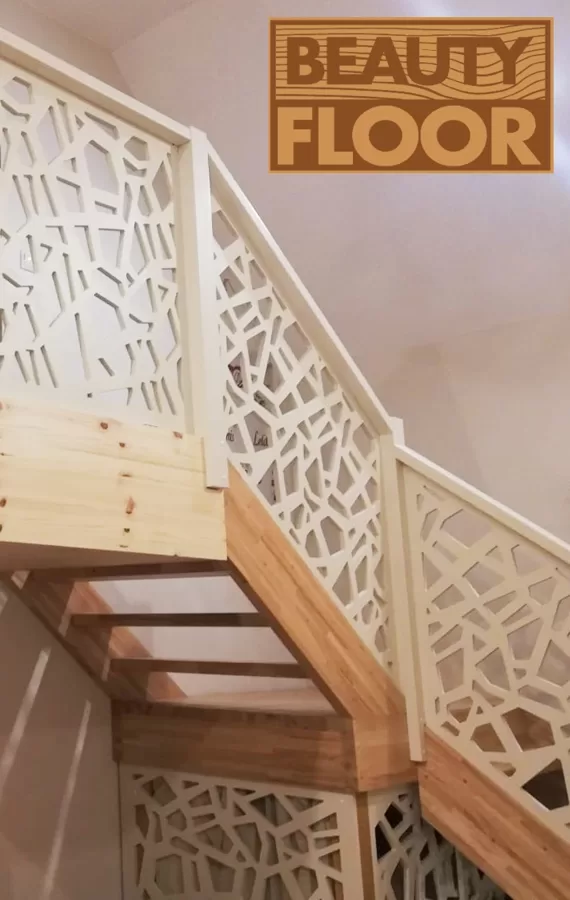 Ažūras kāpņu margas no balti krāsota finiera